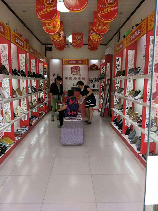 河南生意红火的京城印象老北京布鞋店