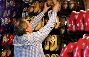 【老北京布鞋加盟店经营】荷兰：木鞋匠人期待传统技艺的保护和传承