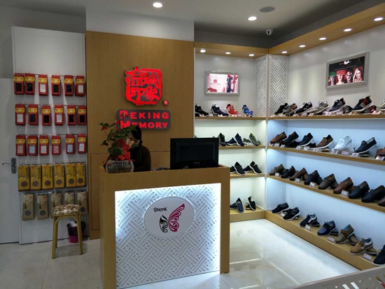 想加盟老北京布鞋,选京城印象布鞋品牌店加盟